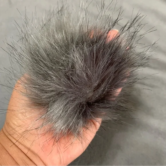 Faux Fur Pom Poms in Warm Neutrals (22 pcs.) - Picture 4 of 5